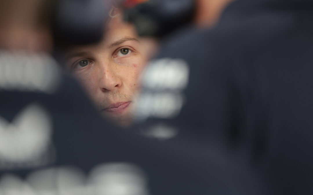 Red Bull en Crisis: La Decisión de Sacrificar a Lawson y la Oportunidad para Tsunoda