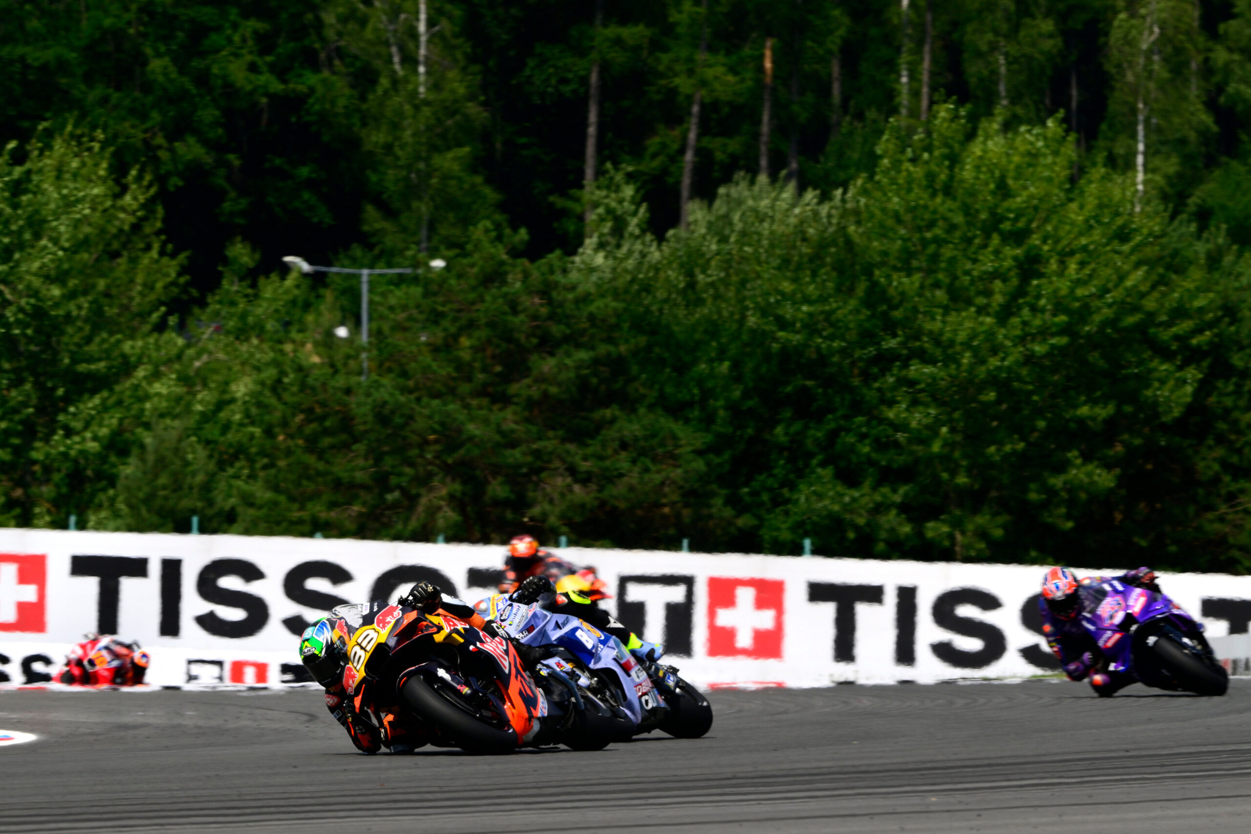 MotoGP 2025 resalta en Spielberg: Austria recibe a la parrilla tras el verano, con Márquez imbatible y campeones resurgiendo