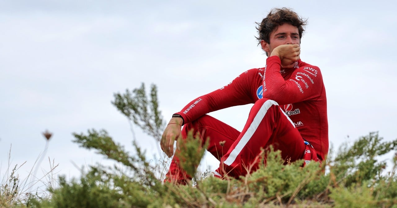 Leclerc en silencio en la duna: Ferrari colecciona ceros y un momento inesperado sobre la arena