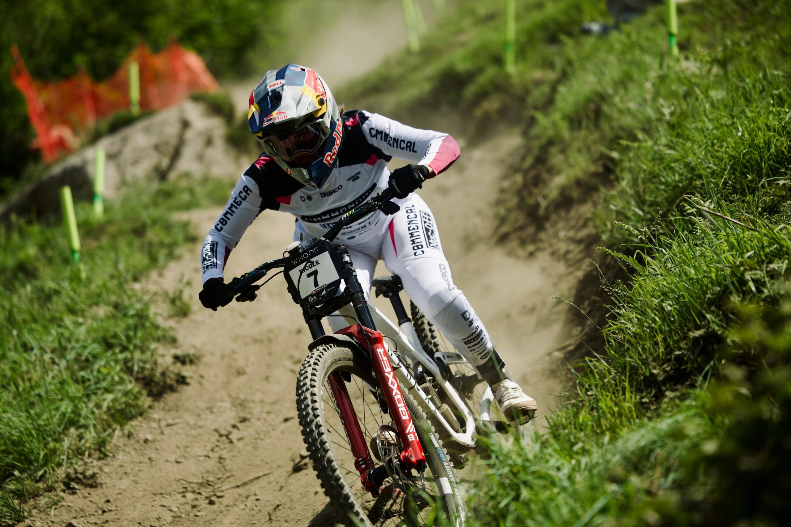 Valentina Höll gana donde más lo necesitaba y firma su cuarto título mundial de descenso