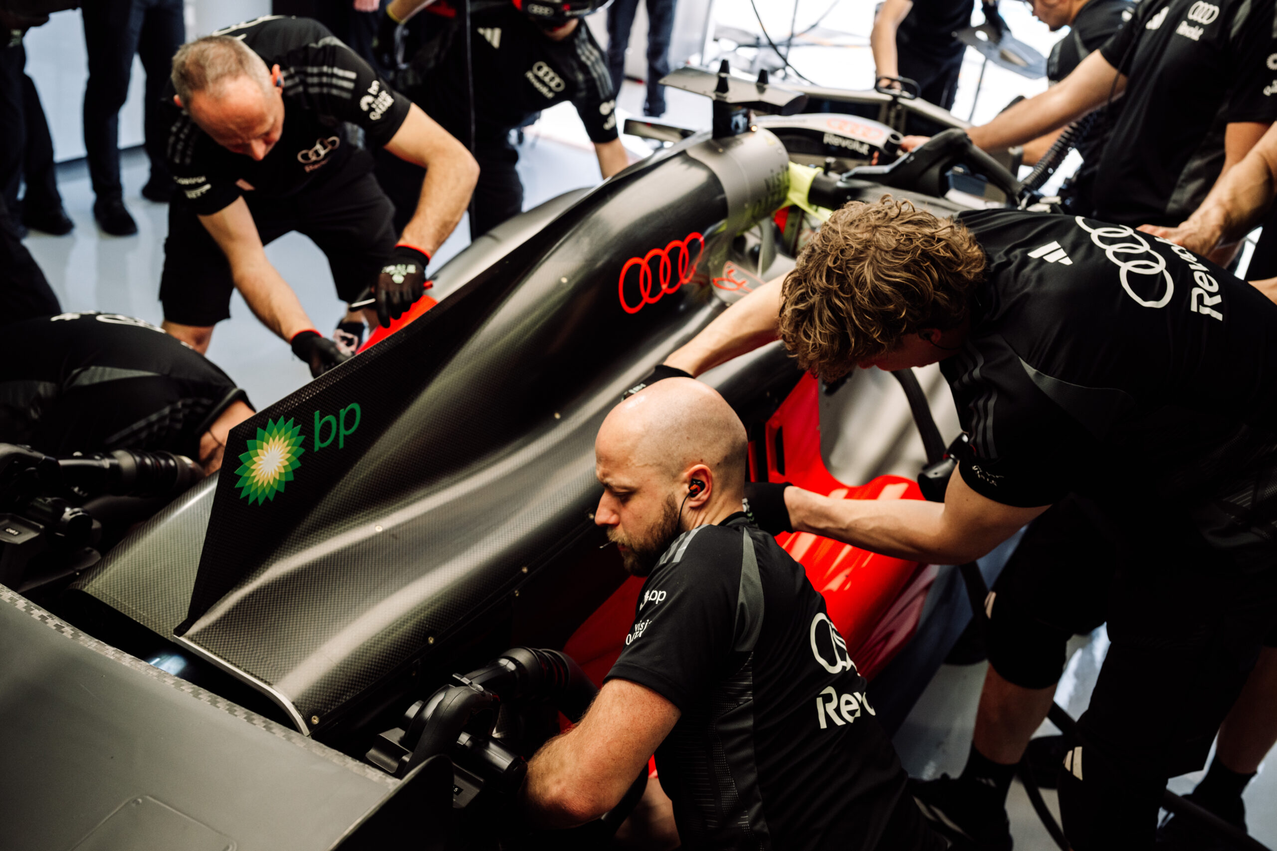 Bortoleto y Hülkenberg completan 354 vueltas en Sakhir