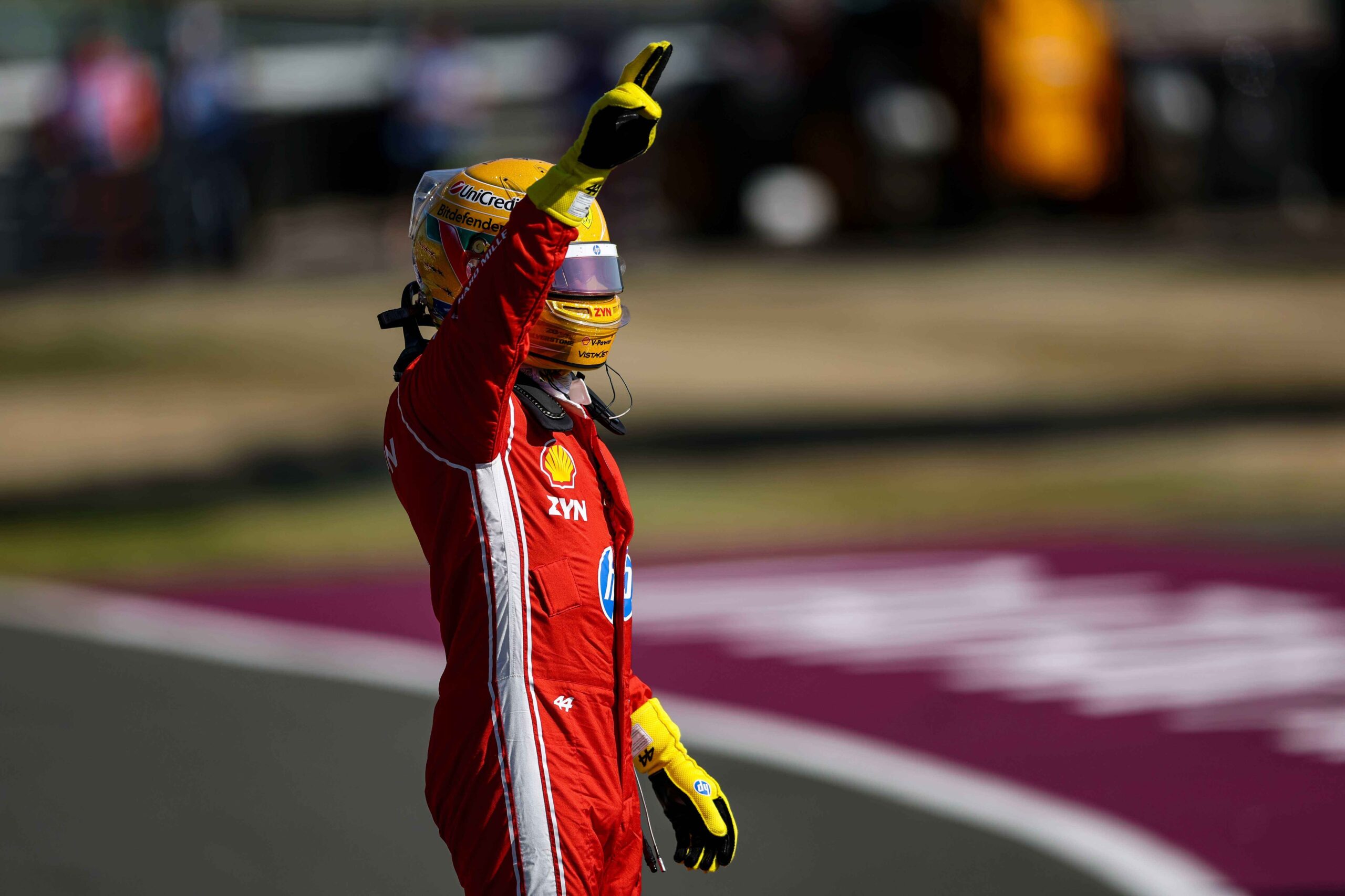 Hamilton hace valer la localía y conquista la pole Sprint para Ferrari