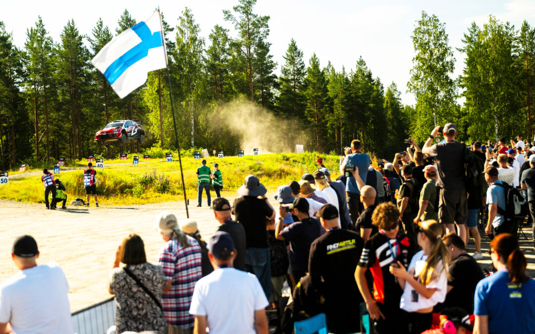 Ogier e Ingrassia vuelven a hacer historia: la alianza francesa lidera un caótico viernes en el Rally de Finlandia 2026