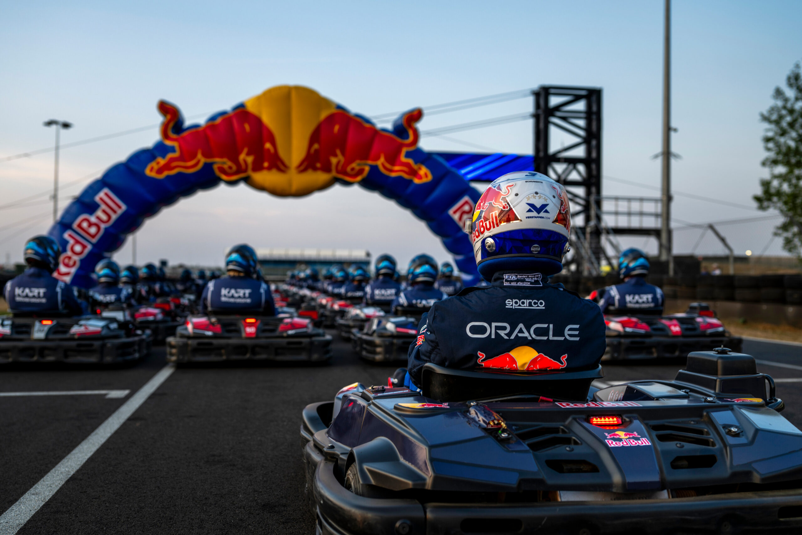 Max Verstappen supera a 100 rivales en Silverstone: de 101.º a primero en solo 14 vueltas